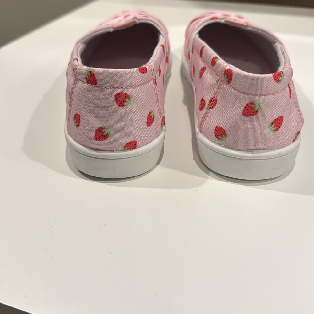 Isaac Mizrahi Women's Strawberry Flats - Picture 4 of 9